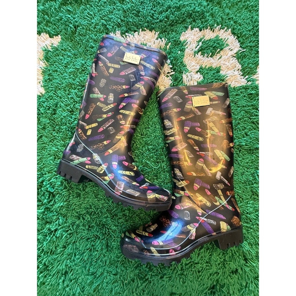 Nicole Miller Rain Boots Womens 9 Black Excellent Lipstick Print Tall Waterproof